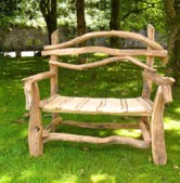 Деревянная скамеечка в саду на даче фото
